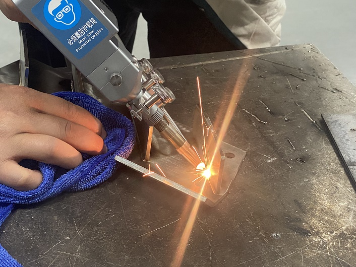 手持激光焊接機，傻瓜式操作，女孩子也能焊